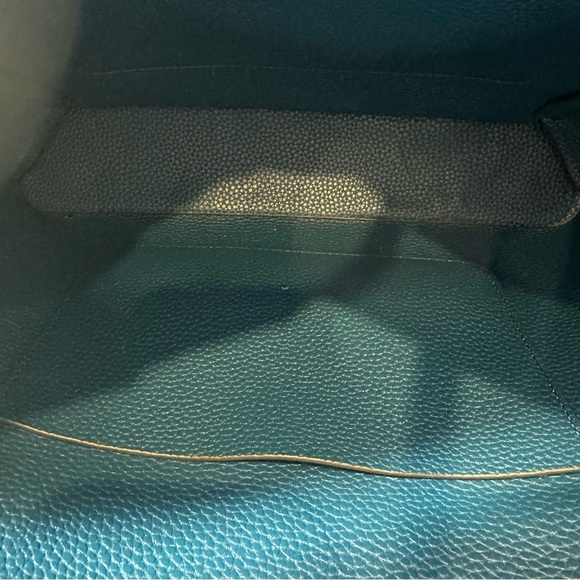 NEW GUESS GIANESSA LEATHER LIKE TOTE IN PETROL - Picture 6 of 10